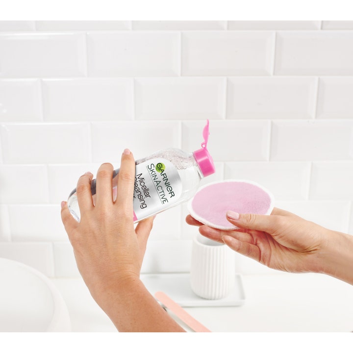 Garnier Skin Active Micellar Reusable Eco Pads 3 stk sminkefjerner hender som påfører micellærvann på en rosa pad