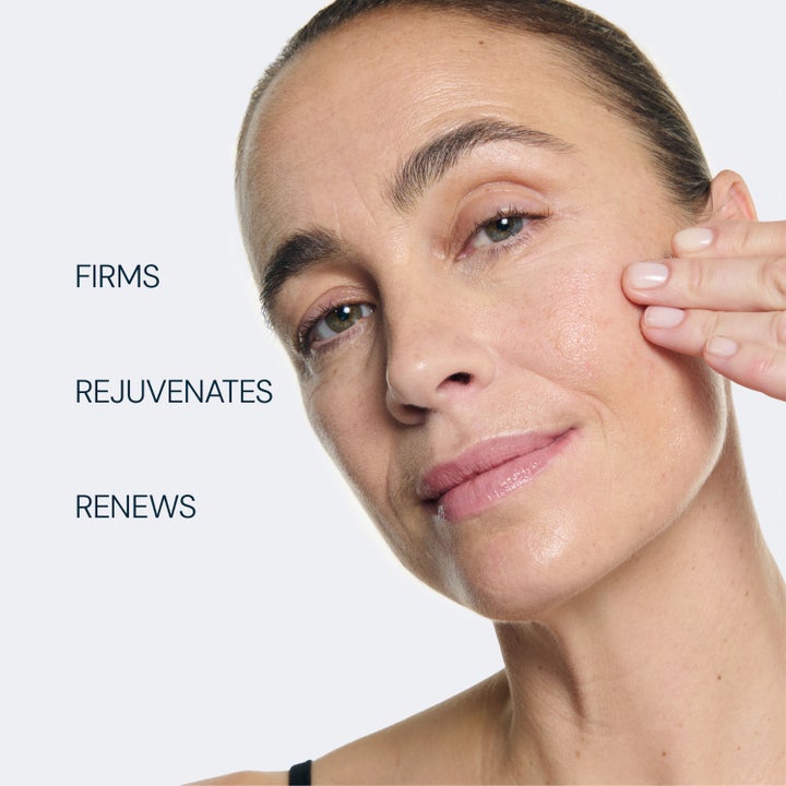 Elemis Pro-Collagen Renewal Serum 15 ml ansiktsserum i turkis flaske med alger og stevia som motvirker fine linjer.