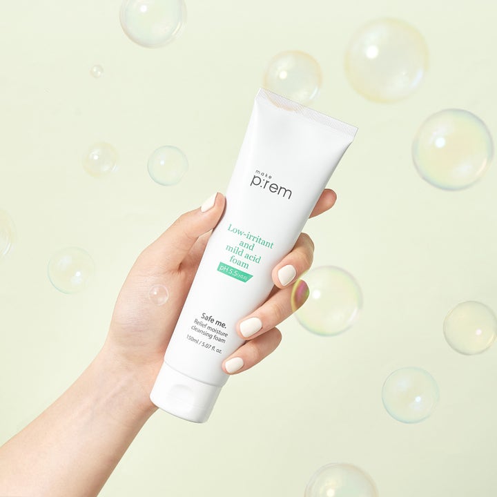 Make Prem Safe Me Relief Moisture Cleansing Foam 150 ml mildt renseskum i hvit tube holdes i en hånd med såpebobler