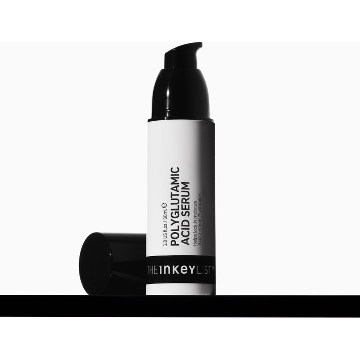 The INKEY List Polyglutamic Acid Serum 30 ml fuktighetsgivende serum som låser inn fukt i hvit pumpeflaske og eske