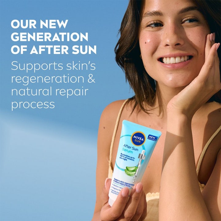 NIVEA After Sun Serum 100 ml gjennoppbyggende after sun i lyseblå tube med aloe vera holdt av en kvinne