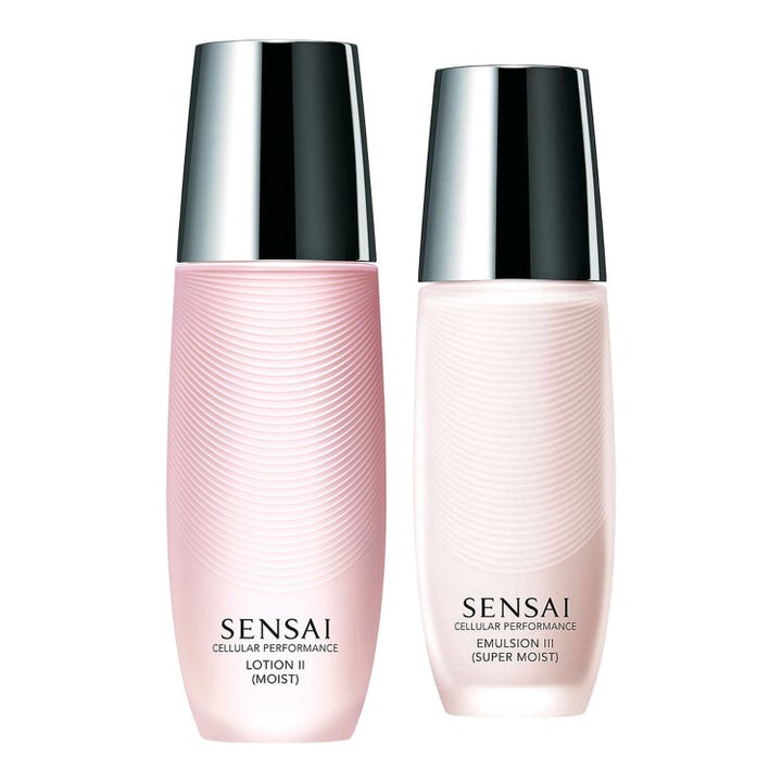 Sensai Cellular Performance Lotion II og Emulsion III gir intens fuktighet i elegante rosa flasker med sølvlokk.