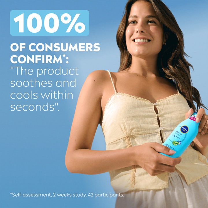 NIVEA After Sun Moisture Lotion 200 ml beroligende after sun i lyseblå flaske holdt av smilende kvinne