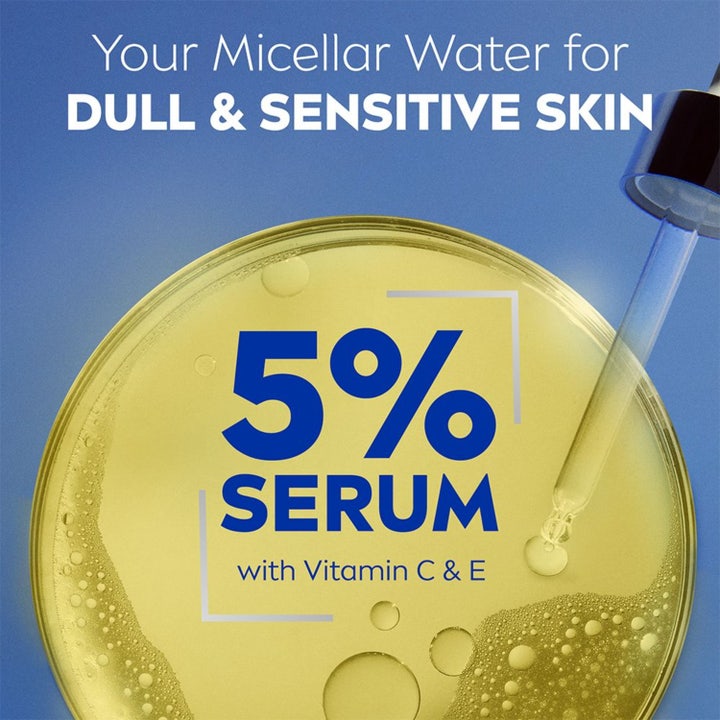NIVEA Micellar Water Skin Radiance 400 ml ansiktsrens som gir glød vist hos kvinne i varmt sollys