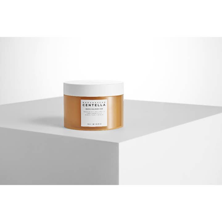 SKIN1004 Madagascar Centella Quick Calming Pad 130 ml beroligende ansiktspads i ravfarget krukke med hvitt lokk