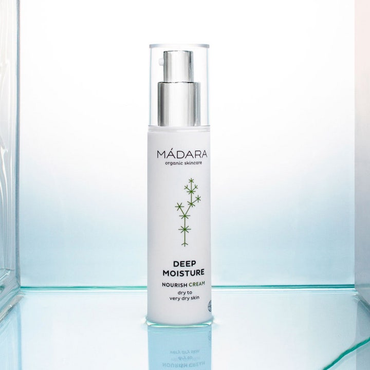 MÁDARA Deep Moisture Day cream 50 ml nærende dagkrem i hvit flaske med sølvpumpe og grønn planteillustrasjon
