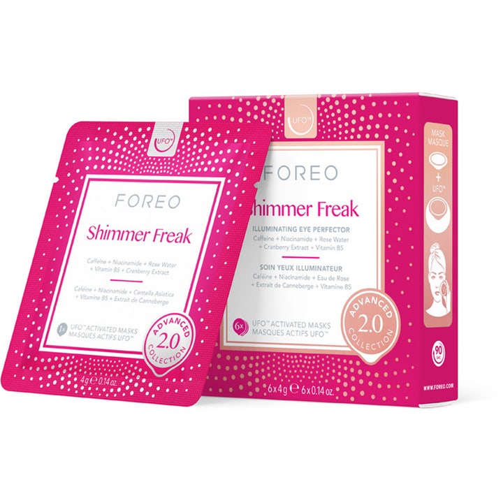 FOREO Shimmer Freak 6x4g lysnende øyemaske med koffein i rosa forpakning dekorert med hvite prikker
