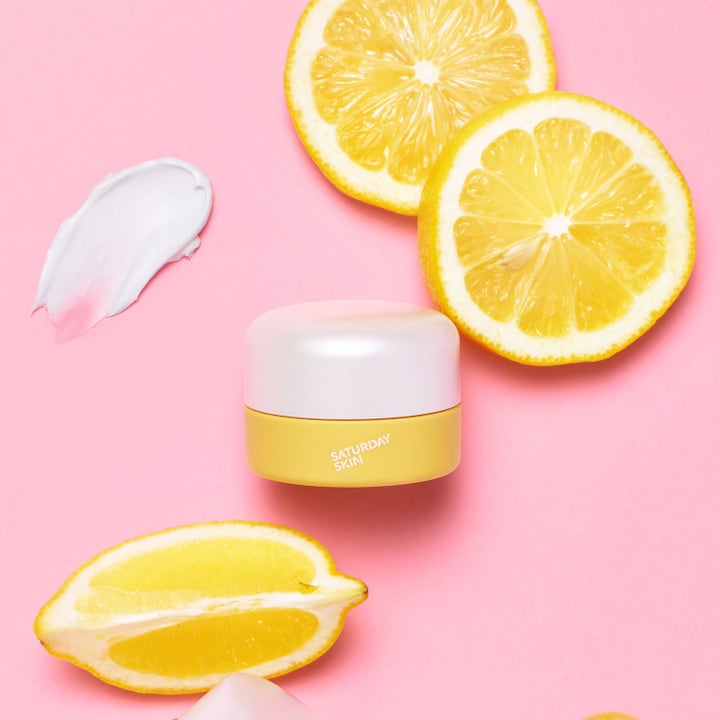 Saturday Skin Yuzu Vitamin C Bright Eye Cream 15 ml opplysende øyekrem i gul krukke med sitrusskiver og kremtekstur