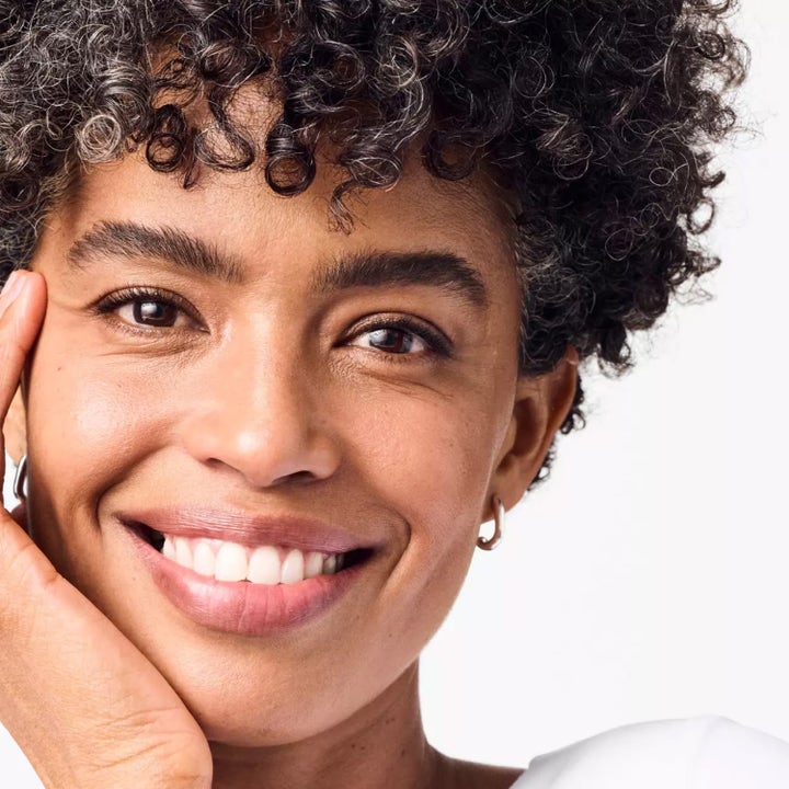 Clinique Smart Clinical Repair Lifting Face + Neck Cream 75 ml oppstrammende ansiktskrem på smilende kvinne med glødende hud