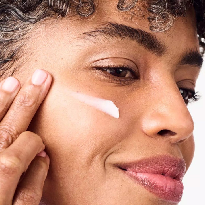 Clinique Smart Clinical Repair Lifting Face + Neck Cream 75 ml oppstrammende ansiktskrem påføres i ansiktet