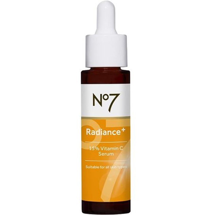 No7 Radiance+ 15% Vitamin C Serum 25ml glødgivende ansiktsserum i brun glassflaske med hvit pipette