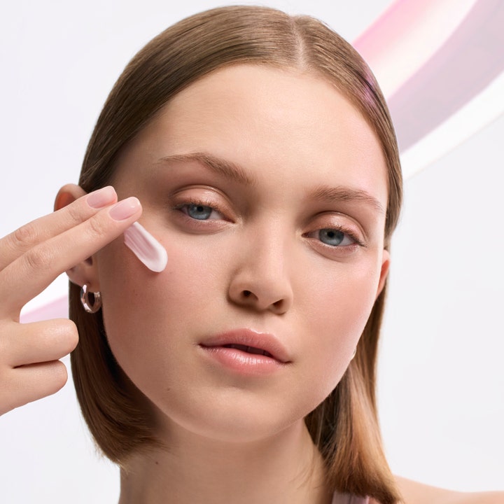 Lancôme Advanced Hydrazen Gel Cream 50 ml fuktighetsgivende dagkrem med lett rosa konsistens påføres på kinnet