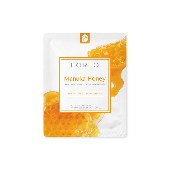 FOREO Farm To Face Manuka Honey 20 g revitaliserende ansiktsmaske i hvit pose med bilde av honningkake