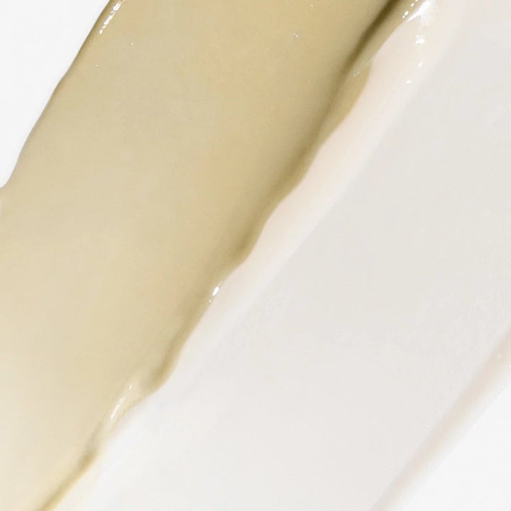 Dermalogica PowerBright Dark Spot System Duo med niacinamid viser kremet hvit og beige tekstur mot mørke flekker