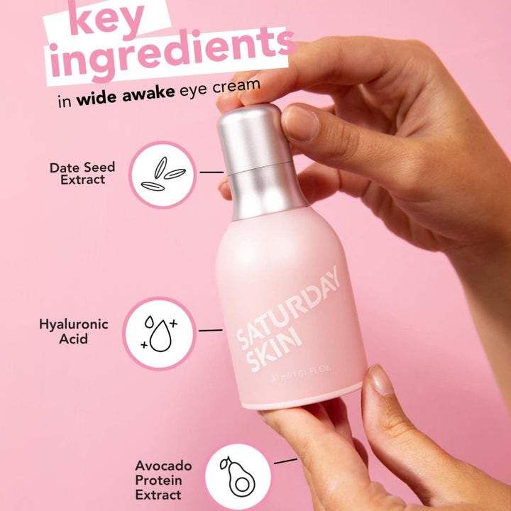 Saturday Skin Wide Awake Eye Cream 30 ml lysner opp med daddelfrø og hyaluronsyre i rosa flaske.