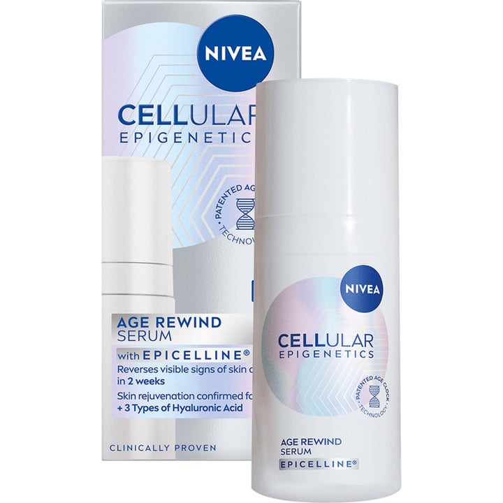 Nivea Cellular Epigenetics Age Rewind Serum 30 ml foryngende ansiktsserum i hvit pumpeflaske og sølvfarget eske.