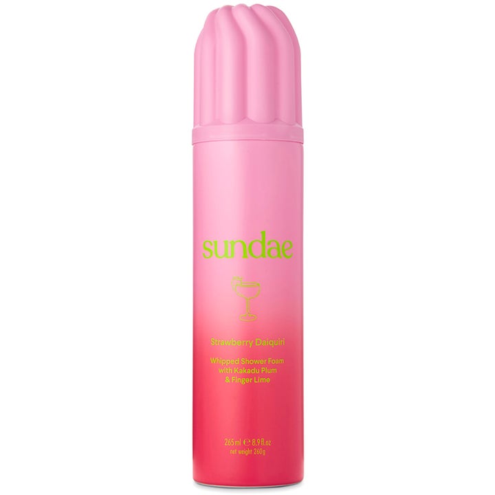 Sundae Strawberry Daiquiri Whipped Shower Foam 265 ml pleiende dusjskum i rosa sprayboks med kremformet kork.