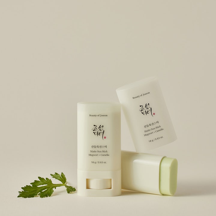 Beauty of Joseon Matte Sun Stick 18 g mattende solkrem i stift med burot som viser lysegrønn tekstur og blader.