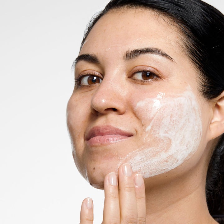 Clinique 3-Step Skincare System 450 ml hudpleiesett kvinne påfører hvit kremet tekstur i ansiktet