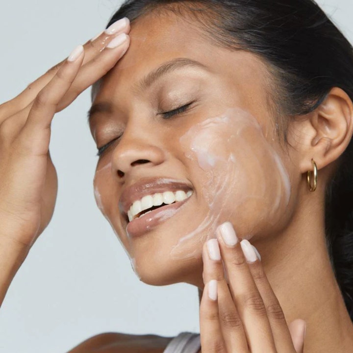 Dermalogica Sensitive Skin Rescue Kit ansiktspleie for sensitiv hud viser kvinne som påfører en beroligende krem.