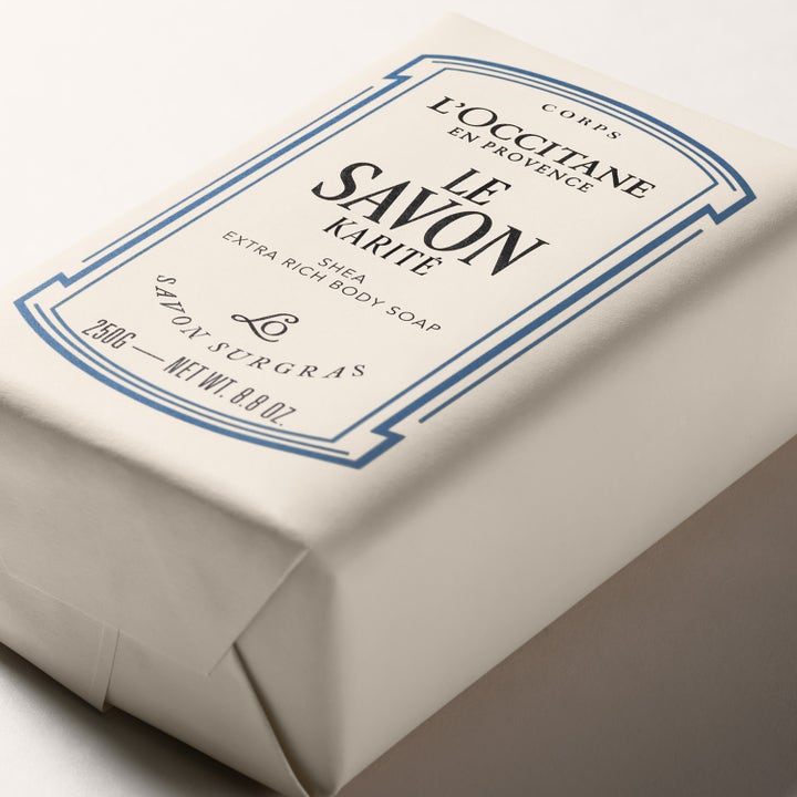 L'Occitane en Provence Shea Rich Body Soap 250 g pleiende såpe i hvit papiremballasje med blå ramme og tekst