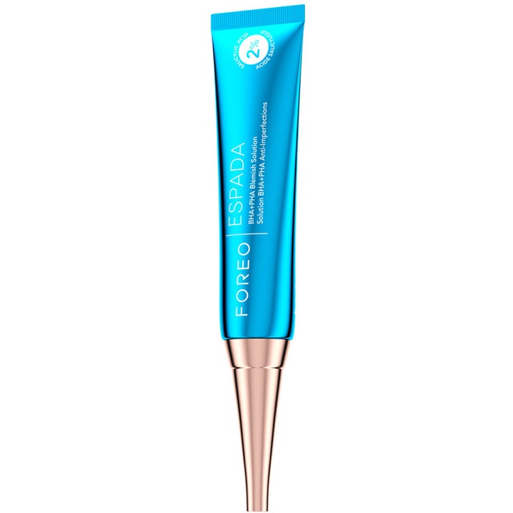 FOREO ESPADA Blemish Solution 15 ml med 2 % salisylsyre i en blå metallisk tube med rosegullfarget applikatorspiss