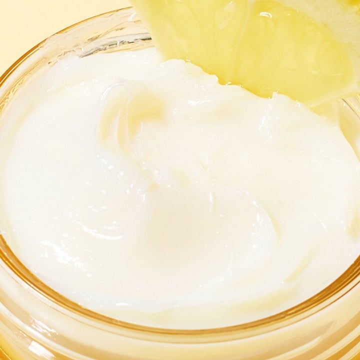 Saturday Skin Yuzu Vitamin C Lip Mask 25 g fuktighetsgivende leppemaske viser en rik hvit krem og frisk yuzuskive