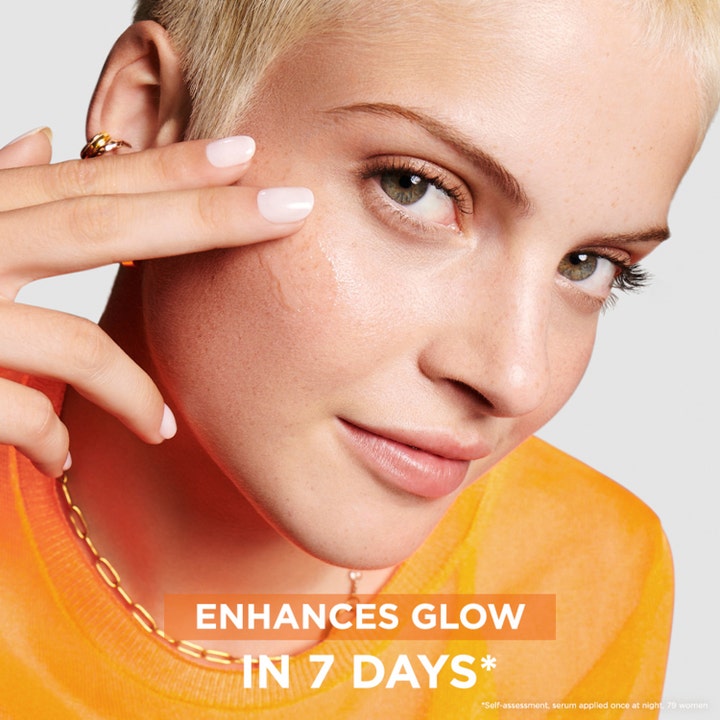 Garnier SkinActive Vitamin C 10% Night Serum 30 ml nattserum gir glød vist på kvinne med teksten Enhances glow in 7 days