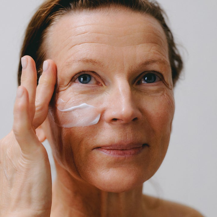 Verso N°3 Barrier Strengthening Cream 40 ml styrkende ansiktskrem påføres kinnet til en kvinne med moden hud.