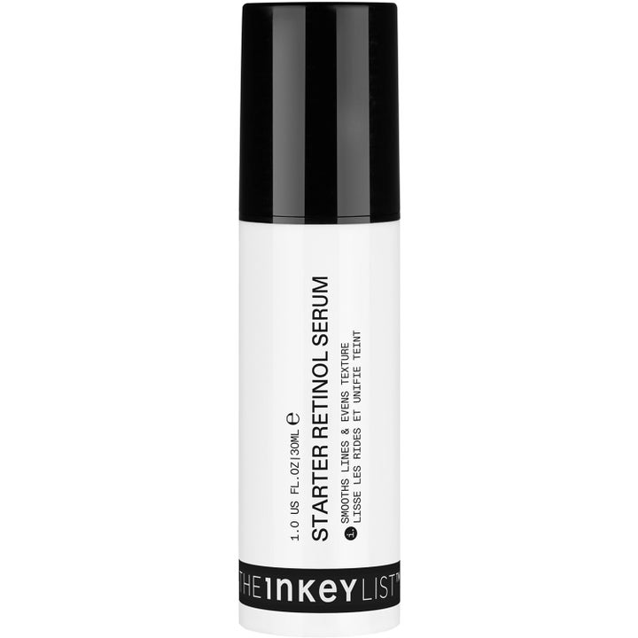 The Inkey List Starter Retinol Serum 30 ml jevner ut hudtekstur i en hvit sylindrisk pumpeflaske med svart kork.