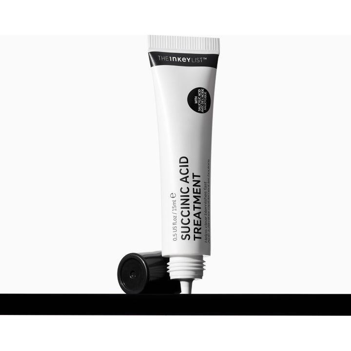 The INKEY List Succinic Acid Treatment 15 ml serum mot urenheter i hvit og sort tube med eske