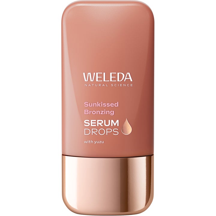 Weleda Sunkissed Bronzing Serum Drops gir huden glød i en ferskenfarget flaske med glinsende rosegullkork