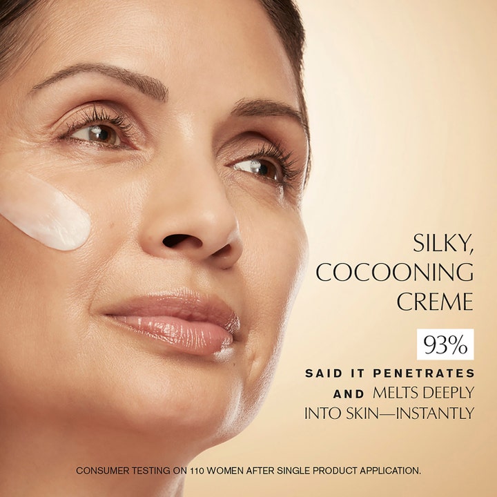 Estée Lauder Revitalizing Supreme+ Youth Power Creme 75 ml ansiktskrem på kvinne med tekst om silkemyk tekstur og resultat