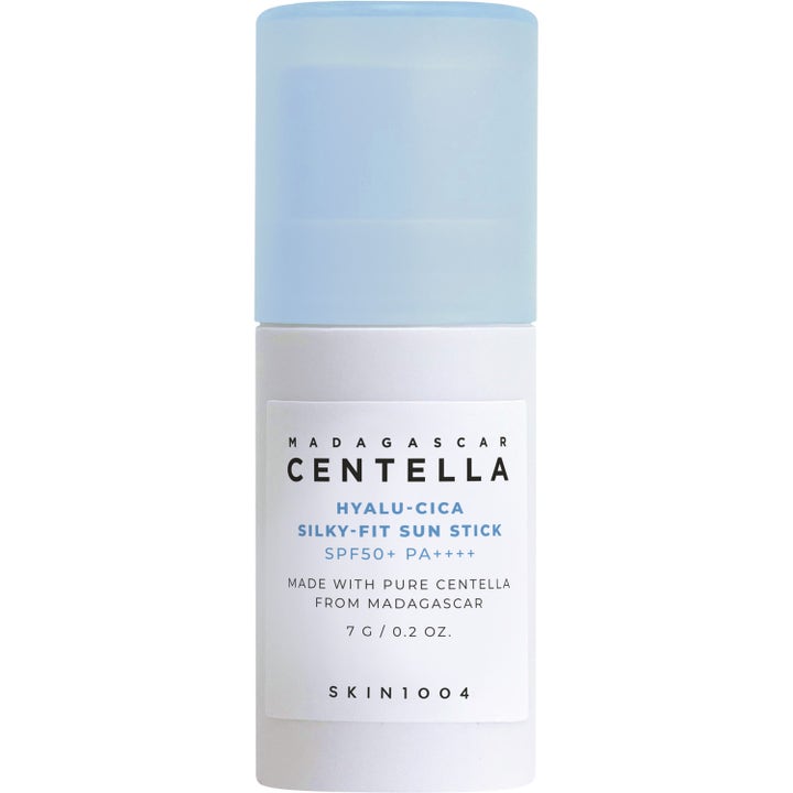 Skin1004 Madagascar Centella Hyalu-Cica Silky-Fit Sun Stick 7g solstift i hvit hylse med lyseblått lokk