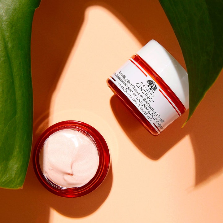 Origins GinZing Brightening Eye Cream Cool Shade 15 ml opplysende øyekrem i åpen krukke med lyserosa tekstur