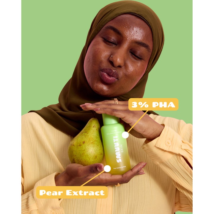 Smuuti Skin Pear Balance Toner 130 ml ansiktsvann med pæreekstrakt og 3% PHA i grønn flaske holdt ved en pære