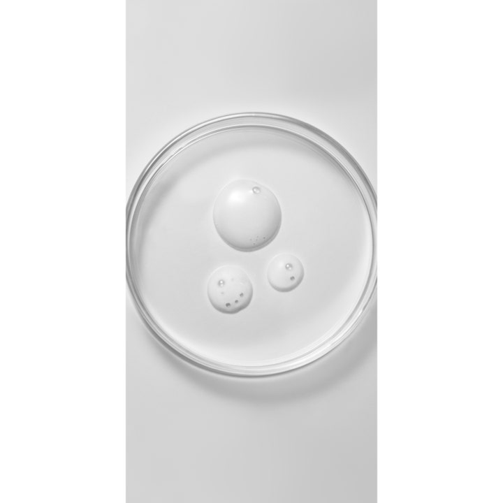 Babor DOC Itch Relief Serum 30 ml lindrende serum viser klar flytende tekstur med små dråper i en glasskål