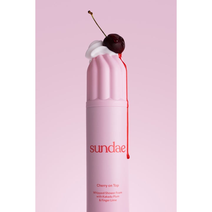 Sundae Whipped Shower Foam Cherry On Top 265 ml dusjskum med Kakadu Plum vist med hvitt skum og et kirsebær.
