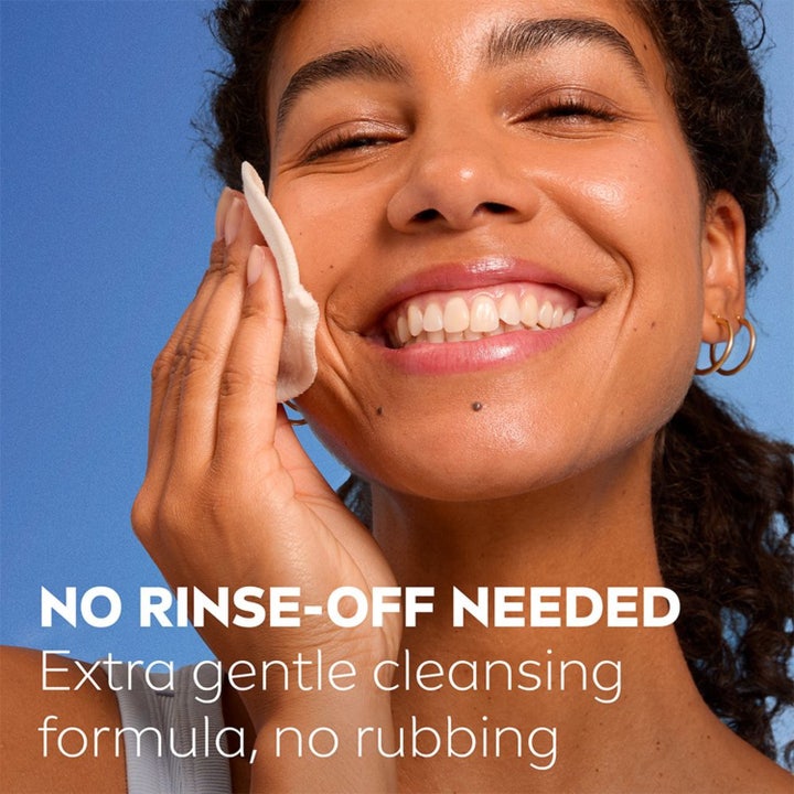 NIVEA Micellar Water Soothing 400 ml ansiktsrens på bomullspad som brukes av smilende kvinne