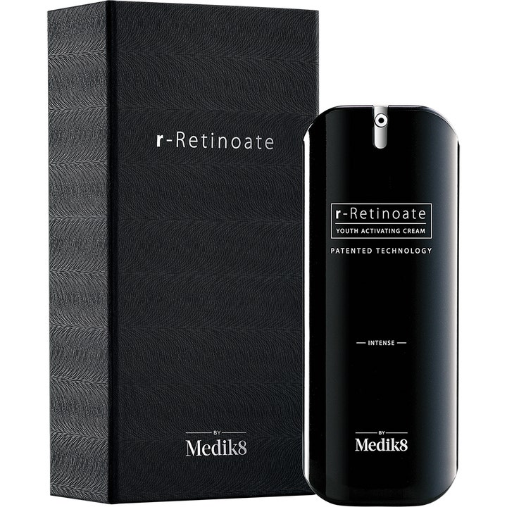 Medik8 r-Retinoate Intense 50 ml fornyende ansiktsserum i en elegant sort pumpeflaske og teksturert eske