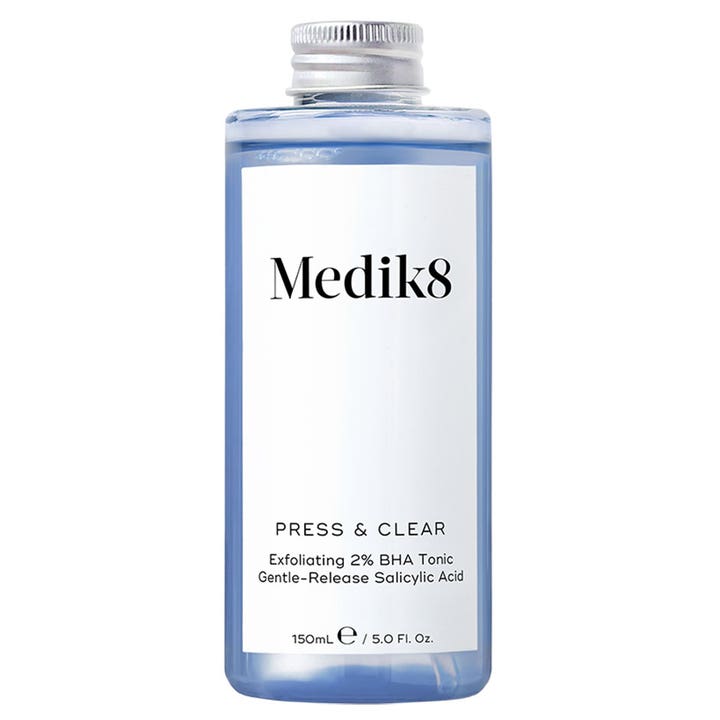 Medik8 Press & Clear 150ml eksfolierende toner med BHA for klarere hud i en blå transparent flaske med sølvlokk