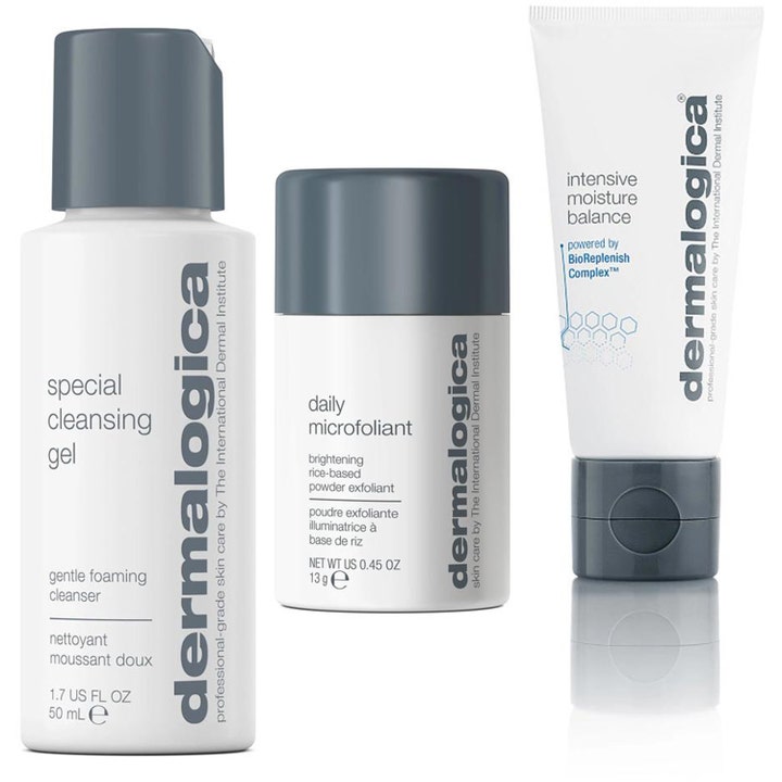 Dermalogica Discover Healthy Skin Kit hudpleiesett med rens, peeling og fuktighetskrem i hvite tuber og flasker.