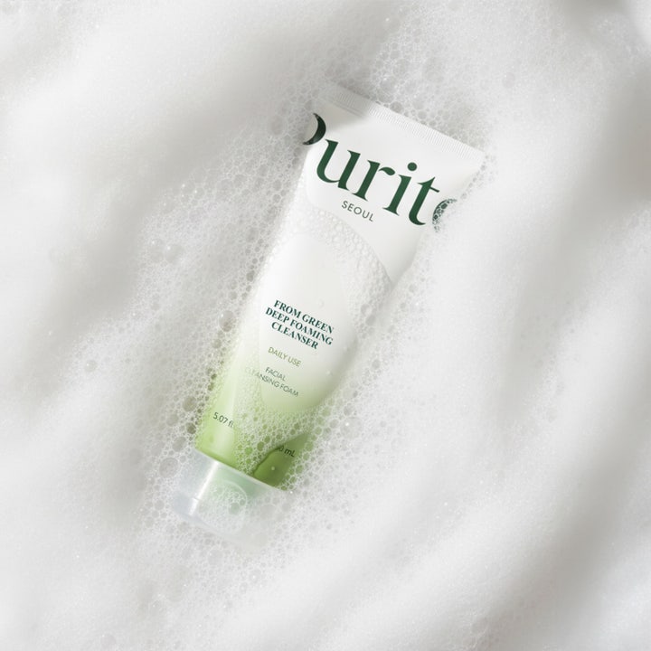 Purito From Green Deep Foaming Cleanser 150 ml dyprensende rengjøringsskum i hvit tube holdt av en hånd.