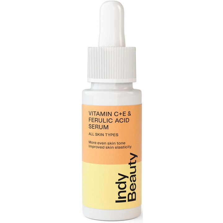 Indy Beauty Vitamin C+E & Ferulic Acid Serum 30 ml glødgivende ansiktsserum i hvit glassflaske med pipette.