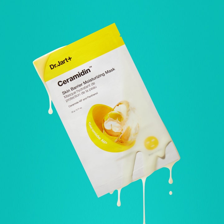Dr.Jart+ Ceramidin Skin Barrier Moisturizing Mask 22 g fuktighetsgivende ansiktsmaske med kremet essens og blå bakgrunn
