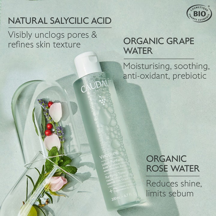 Caudalie Vinopure Purifying Toner 200 ml rensende toner med salisylsyre i grønn flaske med roseblader og urter.