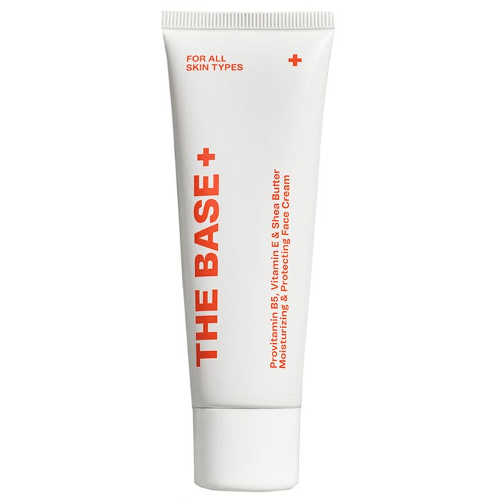 The Base+ Moisturizing & Protecting Face Cream fuktighetskrem i hvit tube med rød tekst og oransje detaljer.