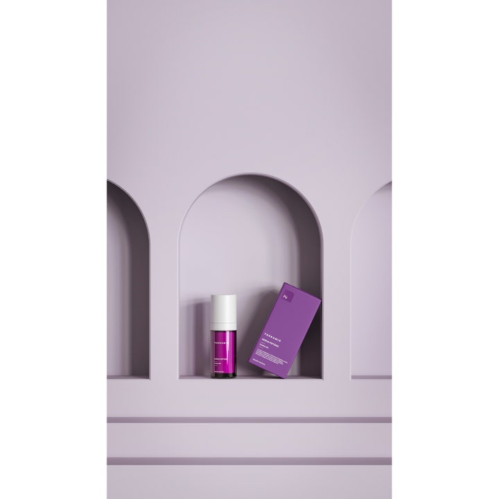 Niche Beauty Lab Theramid Derma-Peptides 30 ml serum i lilla flaske og eske plassert i en bue.