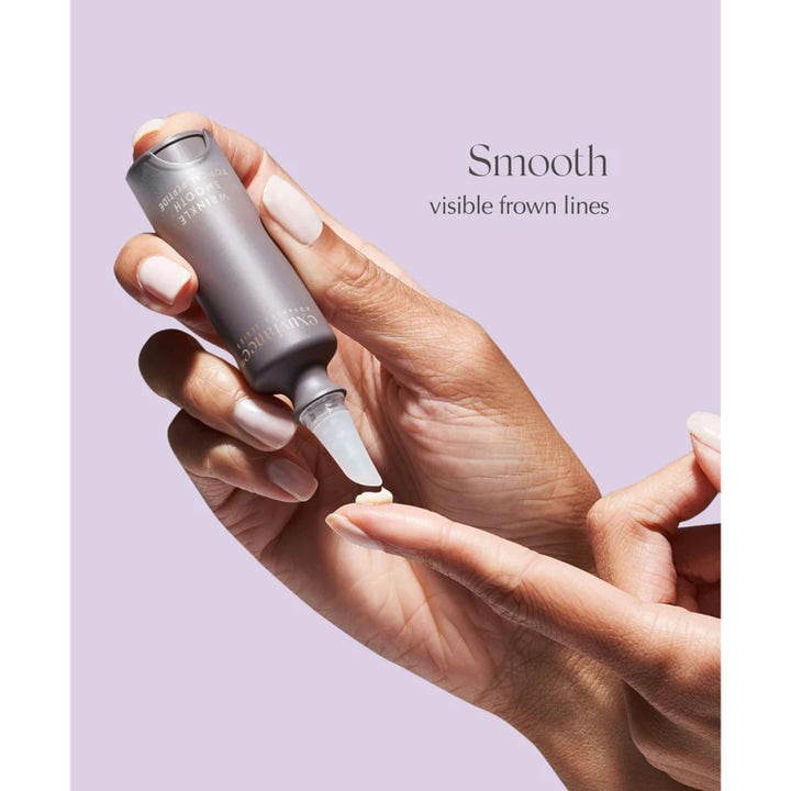 Exuviance Wrinkle Smooth Topical Peptide 5 g serum som jevner ut linjer påføres fra en grå tube med presisjonstipp.