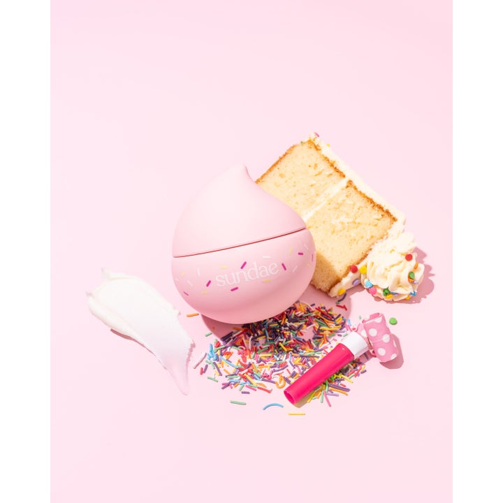 Sundae Whipped Body Moisturiser Birthday Cake 220 ml fuktighetsgivende kroppskrem i rosa krukke med kake og strøssel.